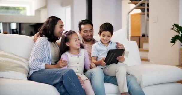 Aile Tablet Hafta Sonu Bağ Kurmak Için Evdeki Oturma Odasındaki — Stok video