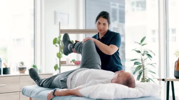 Starší Pacienti Muž Fyzioterapie Pro Konzultace Nohou Pro Protahování Svalů — Stock video