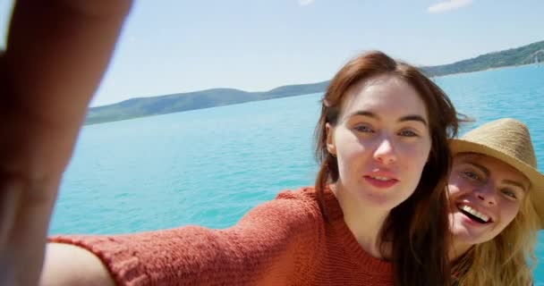 自私自利 与朋友一起在海上旅行和微笑 为社交媒体 记忆和探索 与女人度假 以及在法国海滩度假 放暑假和旅游的照片 — 图库视频影像