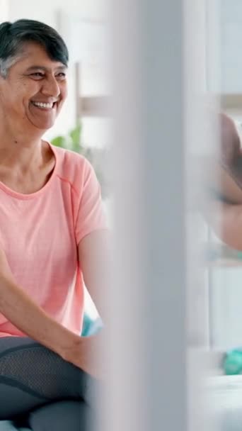 Woman Happy Consultation Yoga Instructor Gym Funny Joke Retirement Fitness — Stock Video