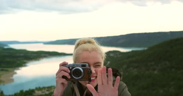 Cámara Fotografía Mujer Feliz Naturaleza Para Una Aventura Senderismo Vacaciones — Vídeos de Stock