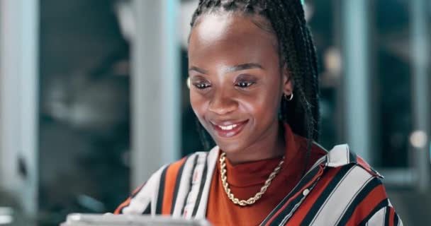 Kadın Tablet Gece Başvurusu Için Ofiste Internet Iletişiminde Bağlantı Sohbet — Stok video