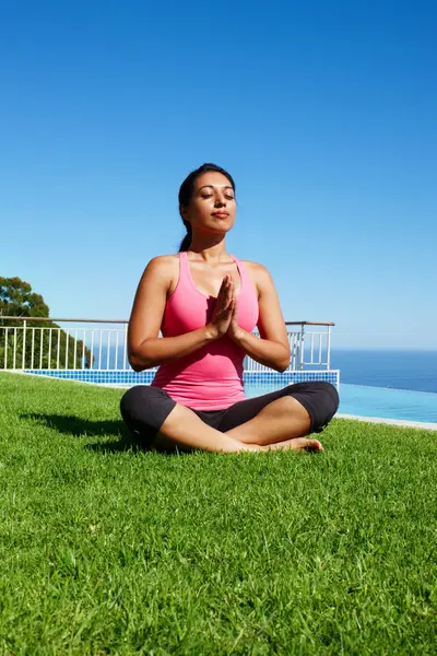 Meditation Yoga Woman Grass Praying Holistic Balance Mindfulness Breathing Exercise — Stock Photo, Image