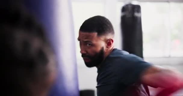 Homem Boxeador Saco Perfuração Para Fitness Treino Treinador Com Treinamento — Vídeo de Stock