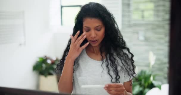 Stress Angst Zorgen Voor Zwangerschapstest Vrouw Huis Lezen Resultaat Stok — Stockvideo