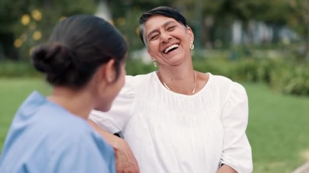 Senior Naturaleza Enfermera Banco Con Una Mujer Feliz Jardín Del — Vídeos de Stock