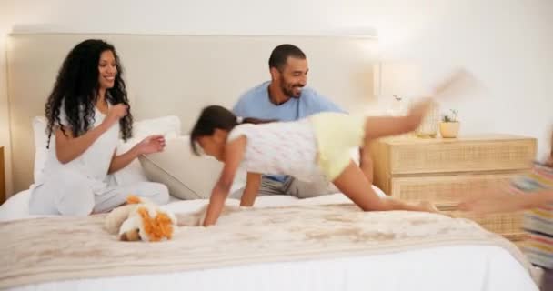 Lapset Perhe Hyppääminen Sängyssä Vanhempien Herätä Kotona Viikonloppuna Aamulla Liimaus — kuvapankkivideo