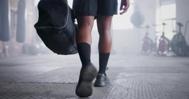 Άτομο Αθλητής Και Περπάτημα Τσάντα Στο Γυμναστήριο Για Πρόκληση Πυγμαχίας — Αρχείο Βίντεο