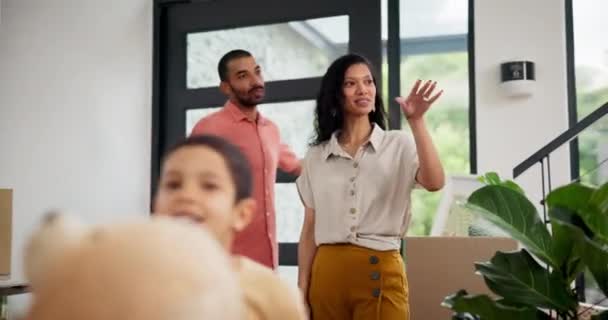 Szczęśliwa Rodzina Przeprowadzka Frontowe Drzwi Nowego Domu Nieruchomości Podekscytowany Nieruchomości — Wideo stockowe
