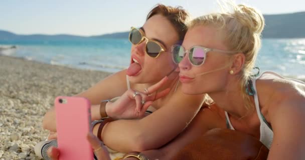Kvinnor Vänner Och Selfie Eller Sola Stranden För Sociala Medier — Stockvideo