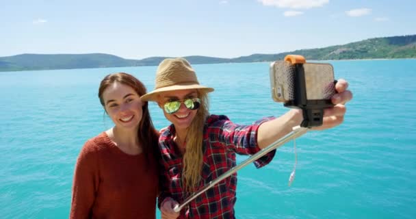 旅行和与海上朋友合影 用于社交媒体 记忆和探险 和女人一起度假 在法国海滩微笑度假 春假和旅游 — 图库视频影像