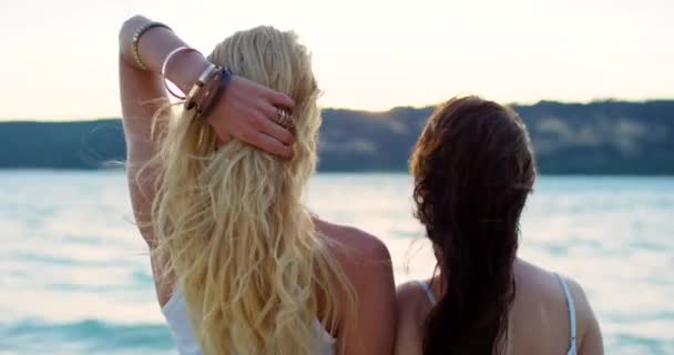 휴식과 행복을 해변에서 여자와 친구와 여행을 자연에서 포옹하는 사람들의 — 비디오