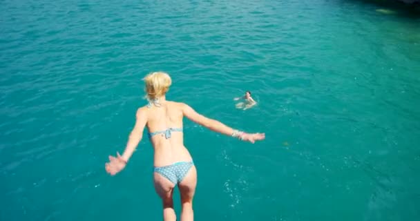 悬崖和跳跃在海洋游泳热带冒险在法国的欧洲夏天 友谊或阳光 比基尼和摇滚跃入大海或度假 探险或度假 — 图库视频影像