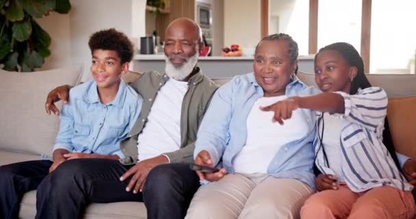 Nonni Bambini Telecomando Accendere Canali Televisivi Rilassarsi Ridere Casa Famiglia — Video Stock