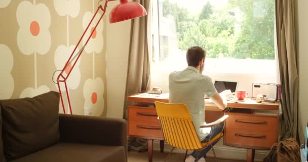 Laptop Kahve Uzaktan Kumandayla Evin Oturma Odasındaki Adamla Başlangıç Projesinde — Stok video