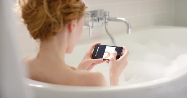 Telefon Sosyal Medya Kadınlar Banyoda Baloncuklar Mumlar Bakımıyla Rahatlar Nternet — Stok video