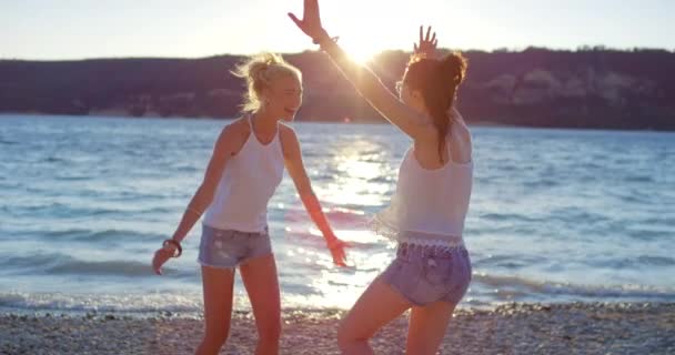 여름을 휴가를 일몰에 해변에서 친구와 유럽의 휴가를 프랑스의 바다에서 행복하고 — 비디오