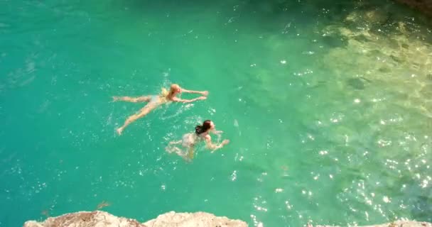 在欧洲的夏天 朋友和游泳去法国探险 旅行或去小岛 度假旅行或天国度假 周末或海滩时的女性 中风和岩石池 — 图库视频影像