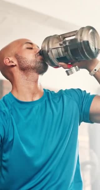 Man Fitness Drinkwater Sportschool Voor Hydratatie Pauze Herstel Training Oefening — Stockvideo