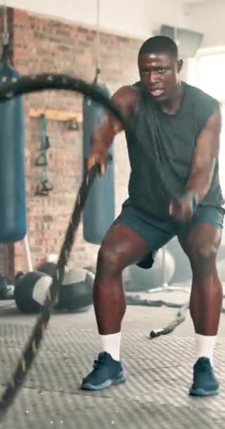 黑人男子 健身和战斗绳在健身房锻炼 力量或肌肉耐力在地板上 在健身俱乐部汗流浃背 锻炼身体或精力充沛的非洲男子 健美运动员或运动员 — 图库视频影像