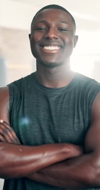 ハッピー ブラックマン 腕を持つフィットネスは 屋内ジムでのトレーニング トレーニングに自信を持って交差しました 自信を持ってアフリカの男性の肖像画 ボディービルや健康のための笑顔 — ストック動画