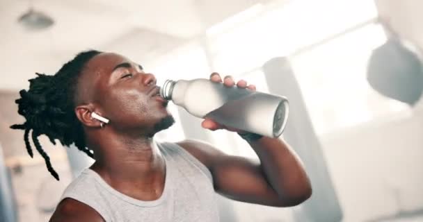 Homem Negro Água Potável Fitness Ginásio Para Pausa Para Exercícios — Vídeo de Stock