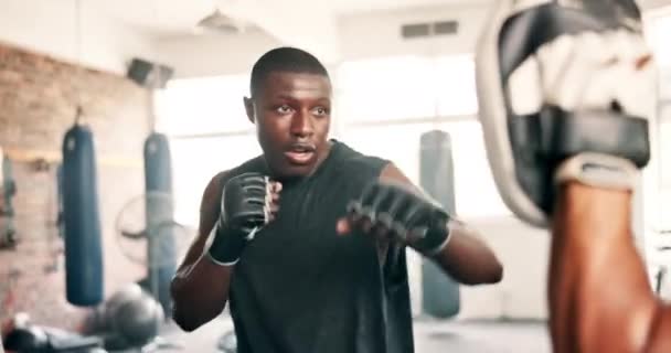 Hombre Negro Boxeador Entrenador Gimnasio Para Aptitud Entrenamiento Apoyo Entrenamiento — Vídeo de stock