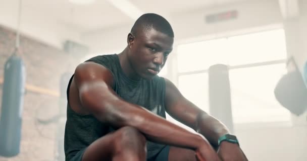 Tělocvična Fitness Tvář Unaveného Černocha Dýchání Tréninku Cvičení Nebo Intenzivní — Stock video