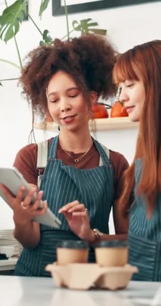 Trabalho Equipe Café Mulheres Tablet Para Pedido Line Inventário Verificar — Vídeo de Stock