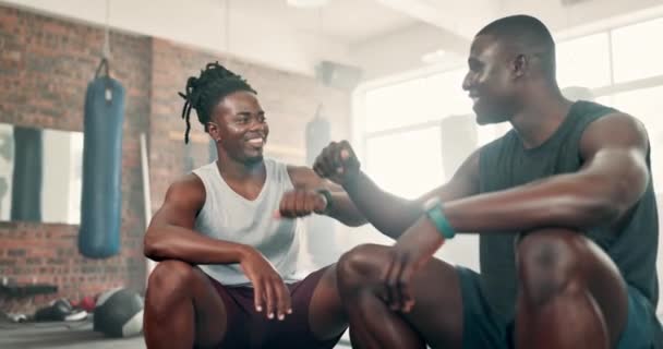 フィットネス フィットネス そして一緒にトレーニングのためにプライド 尊敬と幸せに直面するバンプと友人 アフリカの男 トレーニング 健康をサポートするチームワークのための笑顔 — ストック動画