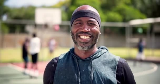 在篮球场上为黑人的训练 比赛和健康微笑 运动和面子 精力充沛 有成熟的人在公园为挑战和冠军打球的肖像 — 图库视频影像