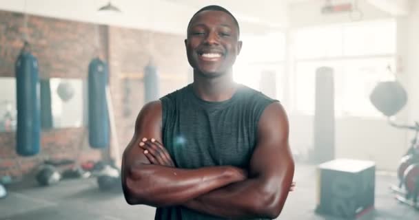 Afrikaanse Man Gezicht Armen Gekruist Sportschool Met Glimlach Trots Training — Stockvideo