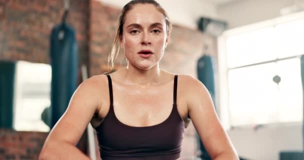 トレーニング中の女性のフィットネスと顔 エクササイズやチャレンジのためのトレーニング休憩 ボクシングやクールなファンで練習 ボクサーの呼吸の深刻な肖像画 汗と耐久性と健康のために疲れています — ストック動画