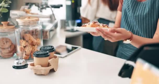 手和服务员与客户在咖啡店为健康 健康和甜蜜的晚餐 在咖啡店或餐馆里享用带有巧克力羊角面包的自助餐者的食物 美味和特写 — 图库视频影像