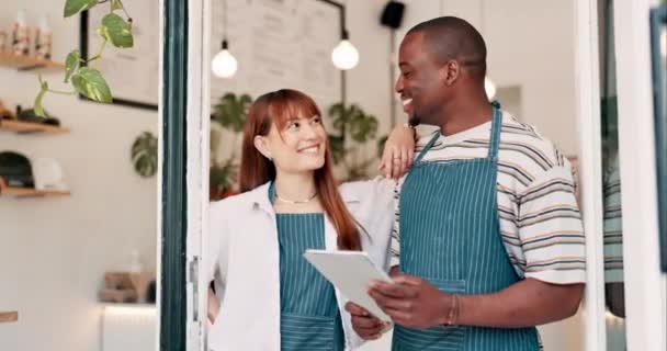 Владелец Бизнеса Команда Кафе Двери Приветствия Счастливое Обслуживание Клиентов Запуск — стоковое видео