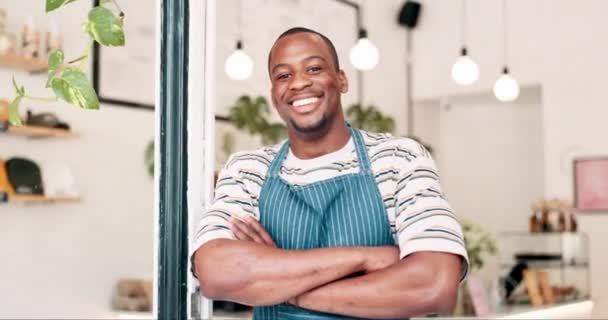 双臂交叉 黑人男子在咖啡店门口迎接小生意的开张或欢迎 与初创咖啡店店主或企业家在餐厅门口微笑的肖像 零售和服务 — 图库视频影像