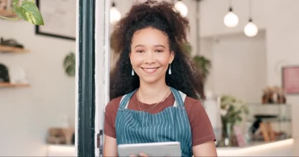 咖啡店门口的餐桌 面部和酒席 态度积极 在自助餐厅或餐馆用数字技术展示年轻女服务员的快乐 微笑和形象 — 图库视频影像