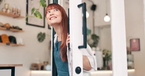 Obchodní Majitel Žena Otevřené Dveře Pro Uvítání Hledání Zákazníka Nebo — Stock video