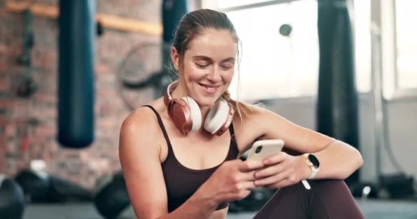Mecanografía Fitness Mujer Con Teléfono Gimnasio Para Redes Sociales Mensajes — Vídeo de stock