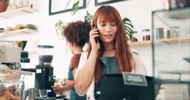 在咖啡店里 餐厅沟通 在线管理或客户服务的订单或电话 小业主 侍者或妇女在流动电话上为开办咖啡店进行存货盘点 — 图库视频影像