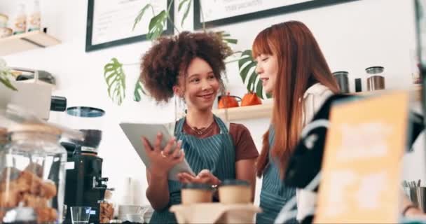 Frauen Teamarbeit Oder Tablette Für Barista Coffeeshop Oder Online Bestellung — Stockvideo