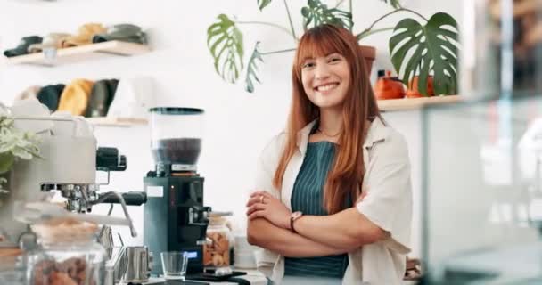 Mulher Proprietário Negócio Café Braços Cruzados Balcão Boas Vindas Atendimento — Vídeo de Stock