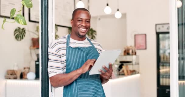 Tablet Μικρές Επιχειρήσεις Και Άνθρωπος Στην Πόρτα Της Καφετέριας Θετική — Αρχείο Βίντεο