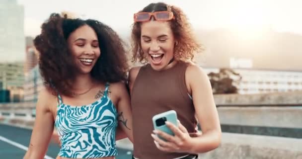 Happy Woman Friends Phone Fashion City Street Social Media Communication — Stock Video