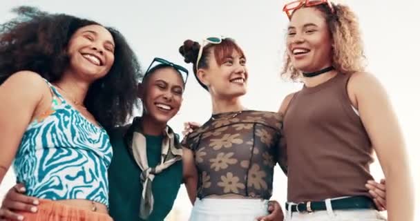 Rostro Sonrisa Amigos Aire Libre Mujeres Vinculándose Divirtiéndose Juntos Ciudad — Vídeos de Stock