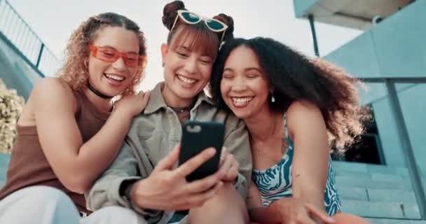 Happy Woman Friends Laughing Phone Funny Joke Social Media Humor — Stock Video