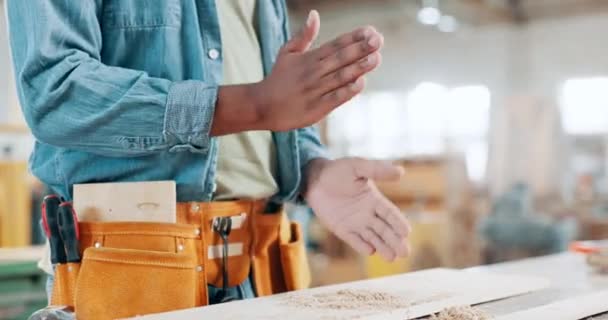 Homem Mãos Carpinteiro Com Poeira Acabamento Para Produção Construção Artesanato — Vídeo de Stock