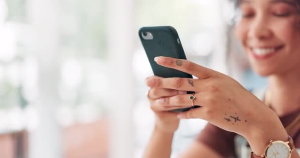 Ресторан Телефон Руки Друкують Соціальних Мережах Мережі Або Читають Повідомлення — стокове відео
