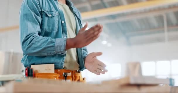 Mãos Palmas Madeira Oficina Serragem Como Carpinteiro Para Renovação Pequenas — Vídeo de Stock