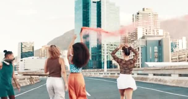 Frau Freunde Und Spaziergänge Mit Farbe Rauch Der Stadt Mode — Stockvideo